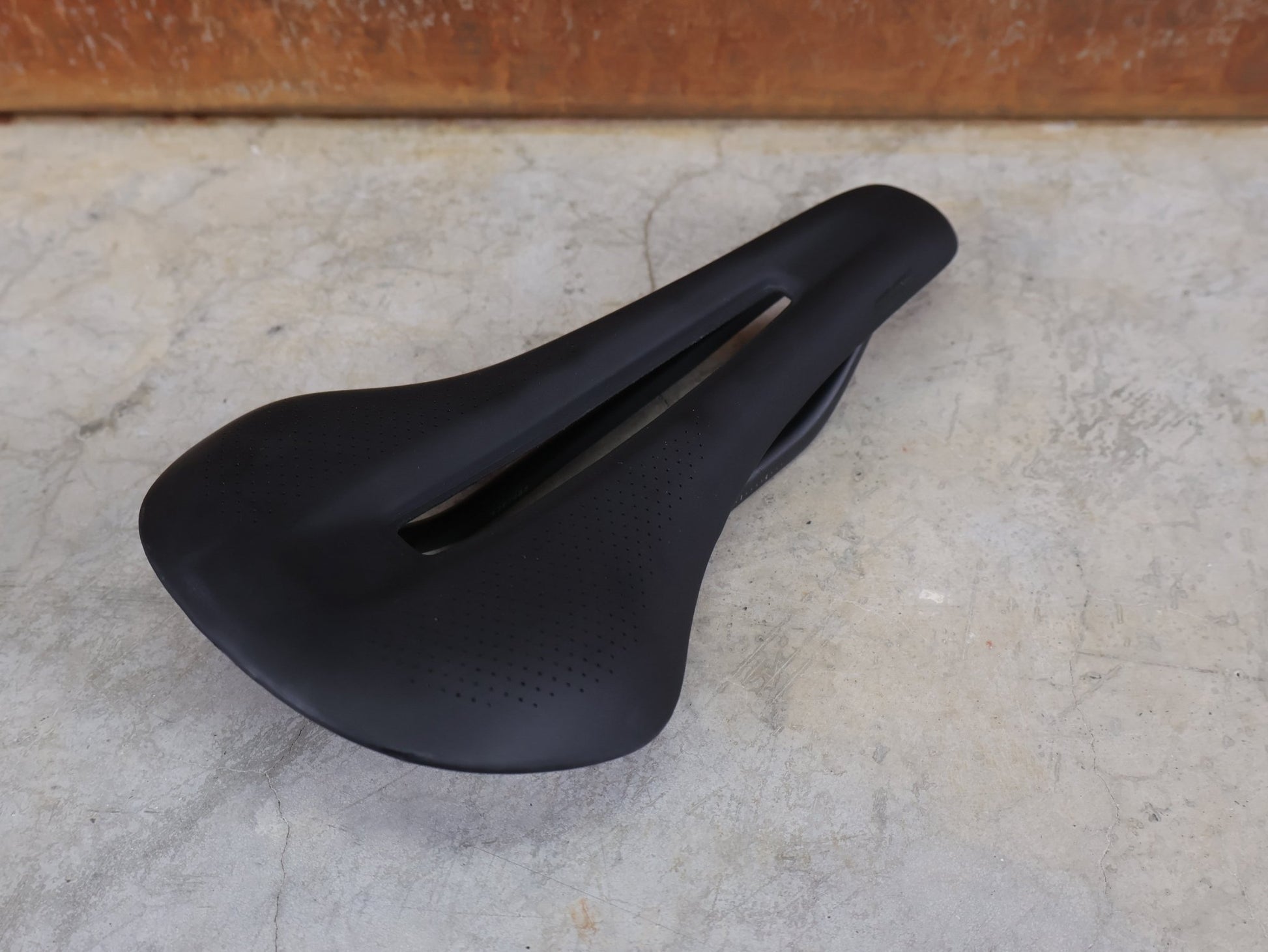 Sattel von Bontrager, TREK RSL CARBON – LIDL - TREK PROFI - TEAM SONDERPRODUKTION FAHRADSATTEL 135MM vor USEDBIKES - OB.DE Hintergrund