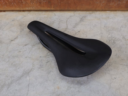 Sattel von Bontrager, TREK RSL CARBON – LIDL - TREK PROFI - TEAM SONDERPRODUKTION FAHRADSATTEL 135MM vor USEDBIKES - OB.DE Hintergrund