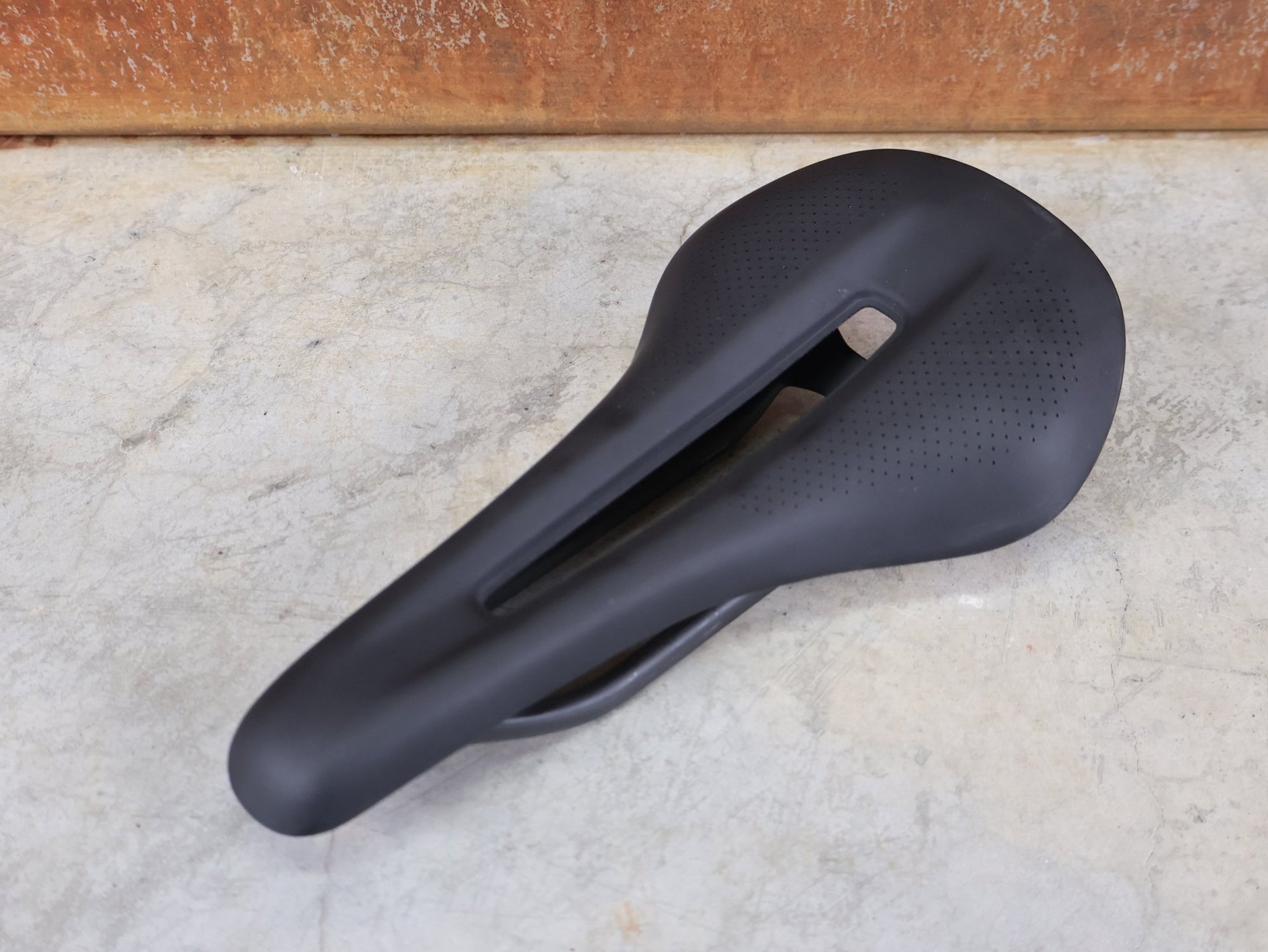 Sattel von Bontrager, TREK RSL CARBON – LIDL - TREK PROFI - TEAM SONDERPRODUKTION FAHRADSATTEL 135MM vor USEDBIKES - OB.DE Hintergrund