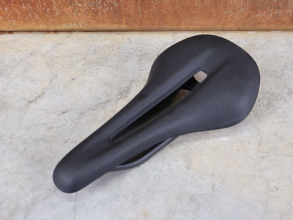 Sattel von Bontrager, TREK RSL CARBON – LIDL - TREK PROFI - TEAM SONDERPRODUKTION FAHRADSATTEL 135MM vor USEDBIKES - OB.DE Hintergrund