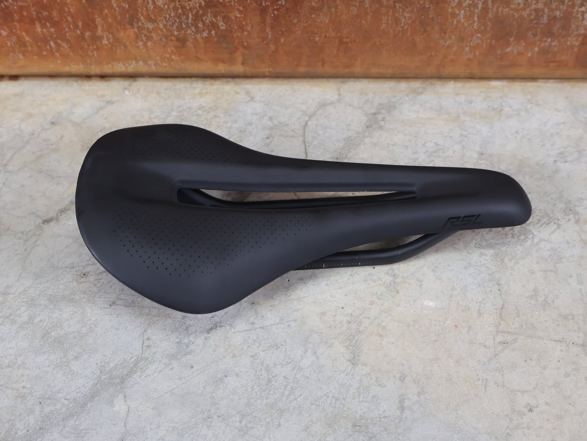 Sattel von Bontrager, TREK RSL CARBON – LIDL - TREK PROFI - TEAM SONDERPRODUKTION FAHRADSATTEL 135MM vor USEDBIKES - OB.DE Hintergrund