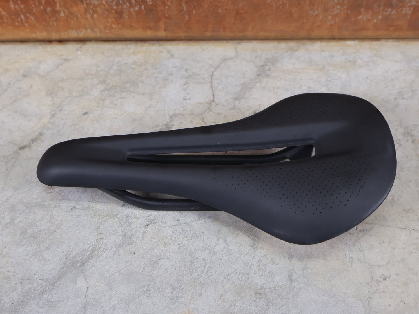 Sattel von Bontrager, TREK RSL CARBON – LIDL - TREK PROFI - TEAM SONDERPRODUKTION FAHRADSATTEL 135MM vor USEDBIKES - OB.DE Hintergrund