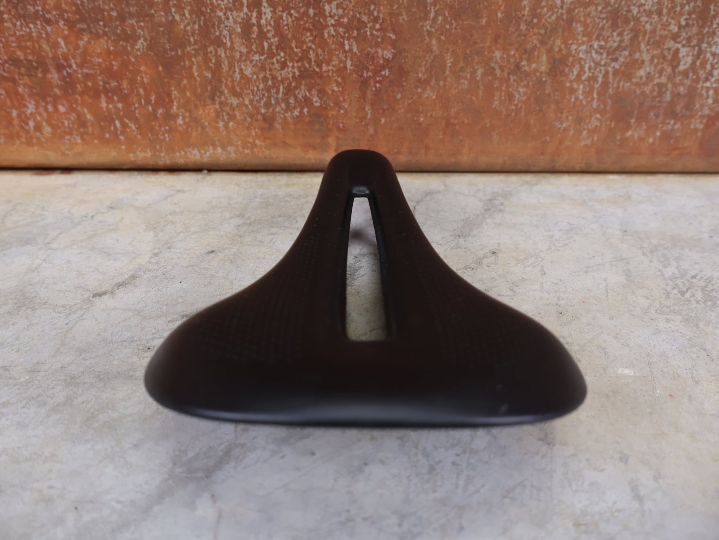 Sattel von Bontrager, TREK RSL CARBON – LIDL - TREK PROFI - TEAM SONDERPRODUKTION FAHRADSATTEL 145MM vor USEDBIKES - OB.DE Hintergrund