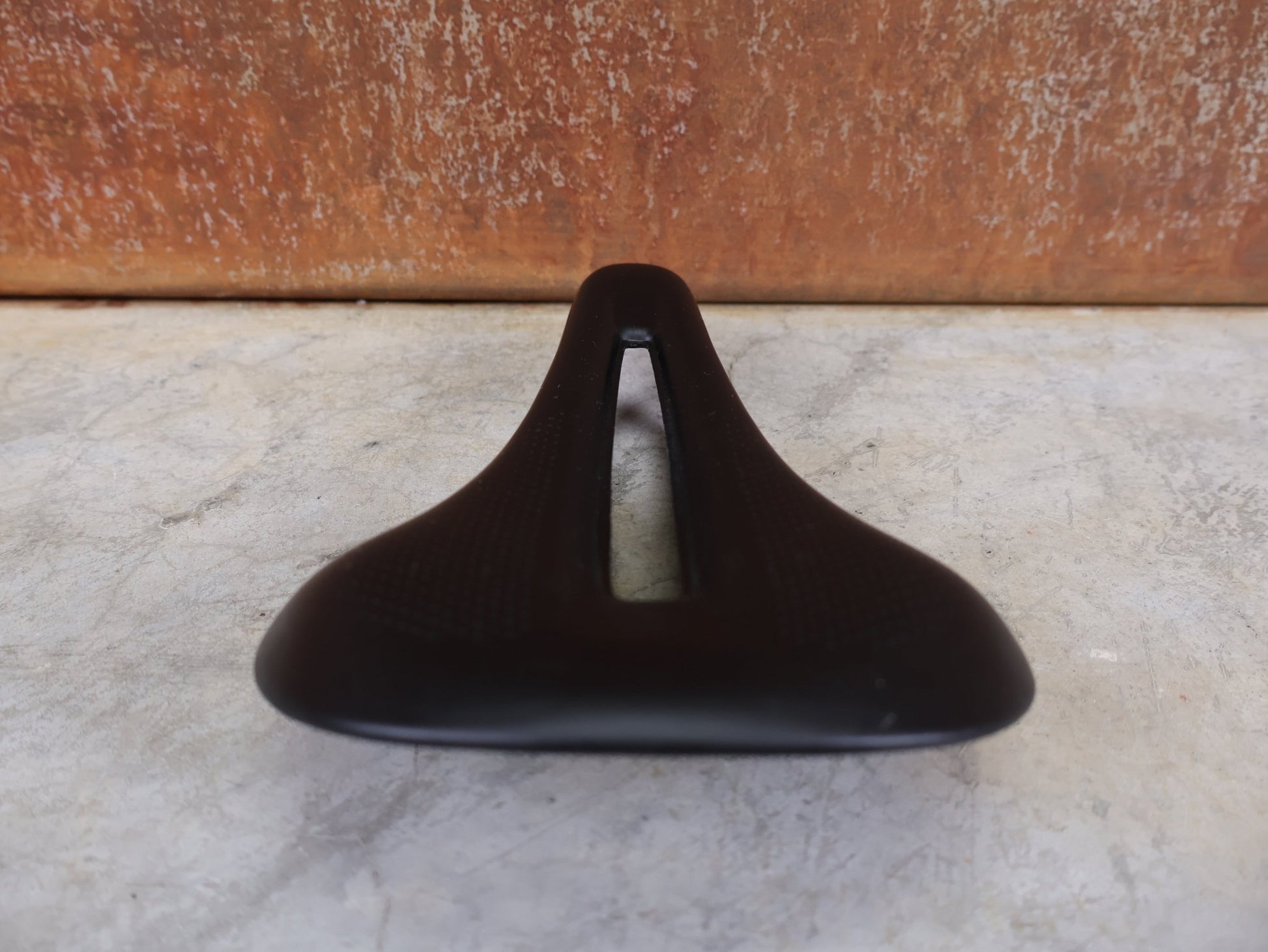 Sattel von Bontrager, TREK RSL CARBON – LIDL - TREK PROFI - TEAM SONDERPRODUKTION FAHRADSATTEL 145MM vor USEDBIKES - OB.DE Hintergrund