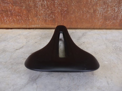 Sattel von Bontrager, TREK RSL CARBON – LIDL - TREK PROFI - TEAM SONDERPRODUKTION FAHRADSATTEL 145MM vor USEDBIKES - OB.DE Hintergrund