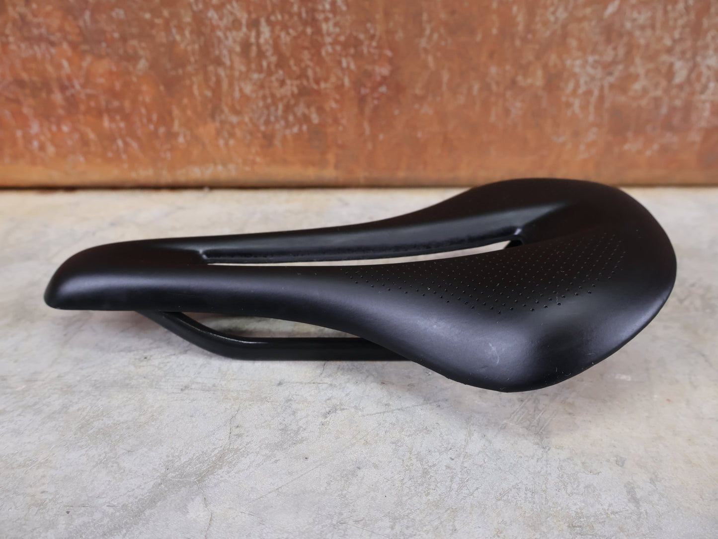 Sattel von Bontrager, TREK RSL CARBON – LIDL - TREK PROFI - TEAM SONDERPRODUKTION FAHRADSATTEL 145MM vor USEDBIKES - OB.DE Hintergrund