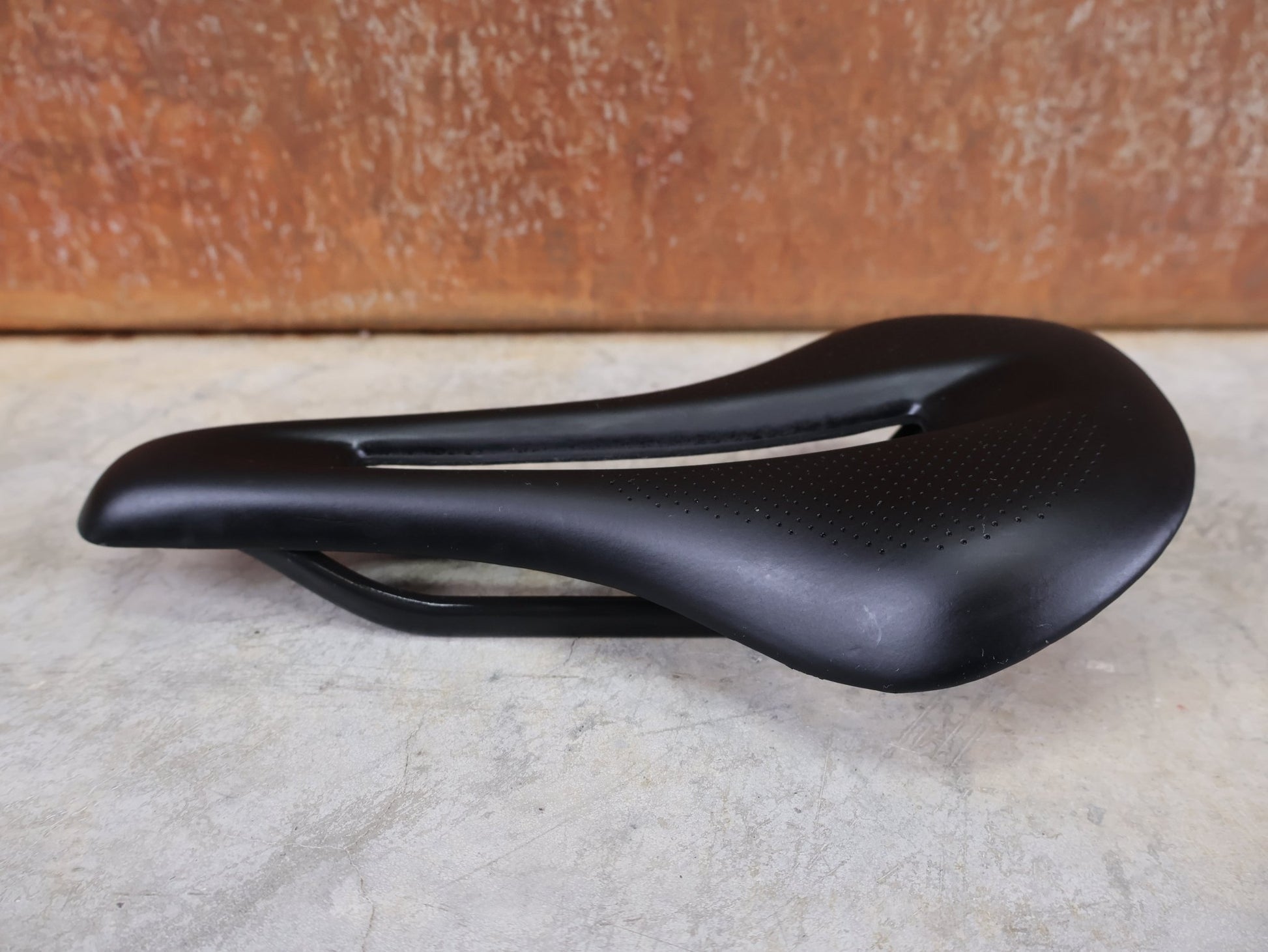 Sattel von Bontrager, TREK RSL CARBON – LIDL - TREK PROFI - TEAM SONDERPRODUKTION FAHRADSATTEL 145MM vor USEDBIKES - OB.DE Hintergrund