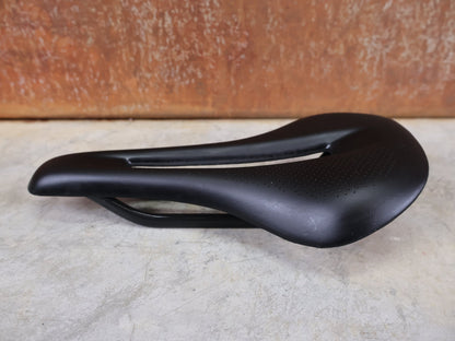 Sattel von Bontrager, TREK RSL CARBON – LIDL - TREK PROFI - TEAM SONDERPRODUKTION FAHRADSATTEL 145MM vor USEDBIKES - OB.DE Hintergrund