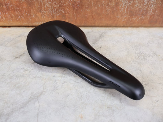 Sattel von Bontrager, TREK RSL CARBON – LIDL - TREK PROFI - TEAM SONDERPRODUKTION FAHRADSATTEL 145MM vor USEDBIKES - OB.DE Hintergrund