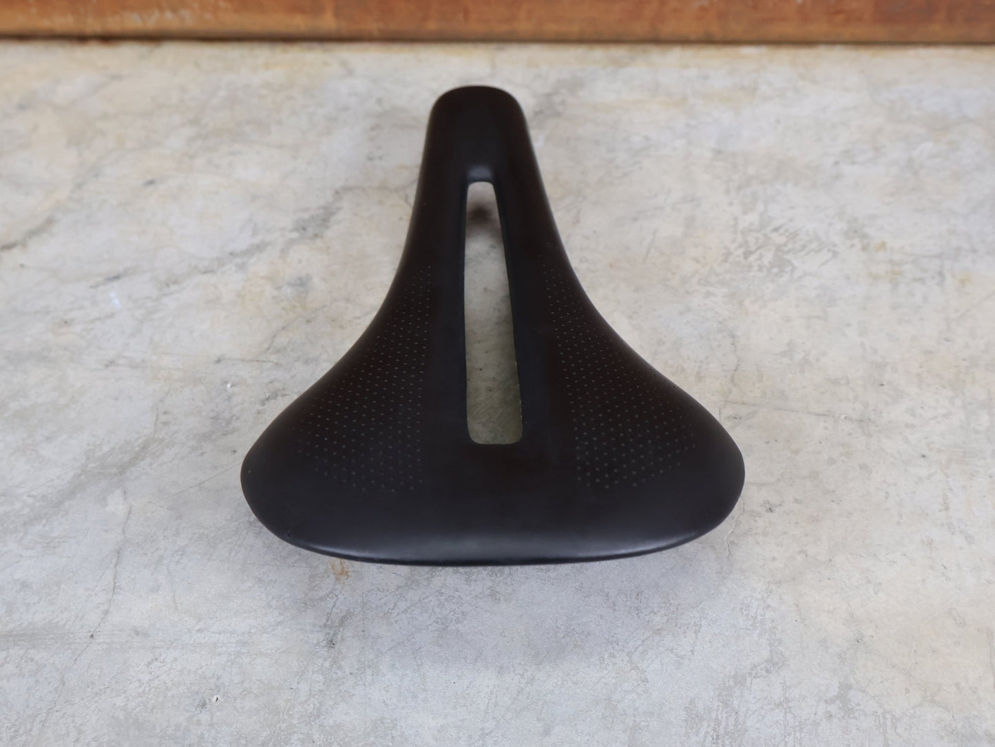 Sattel von Bontrager, TREK RSL CARBON – LIDL - TREK PROFI - TEAM SONDERPRODUKTION FAHRADSATTEL 145MM vor USEDBIKES - OB.DE Hintergrund