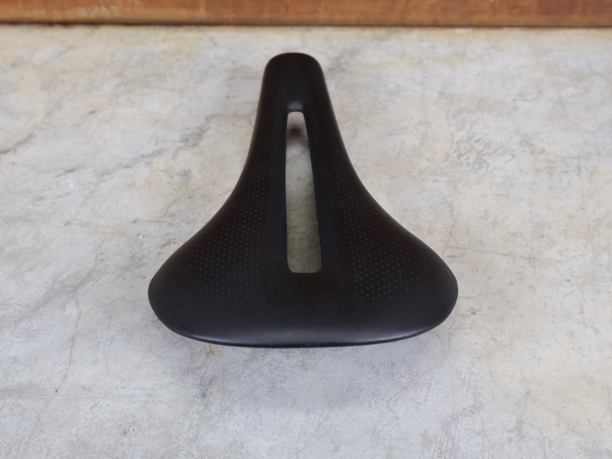 Sattel von Bontrager, TREK RSL CARBON – LIDL - TREK PROFI - TEAM SONDERPRODUKTION FAHRADSATTEL 145MM vor USEDBIKES - OB.DE Hintergrund