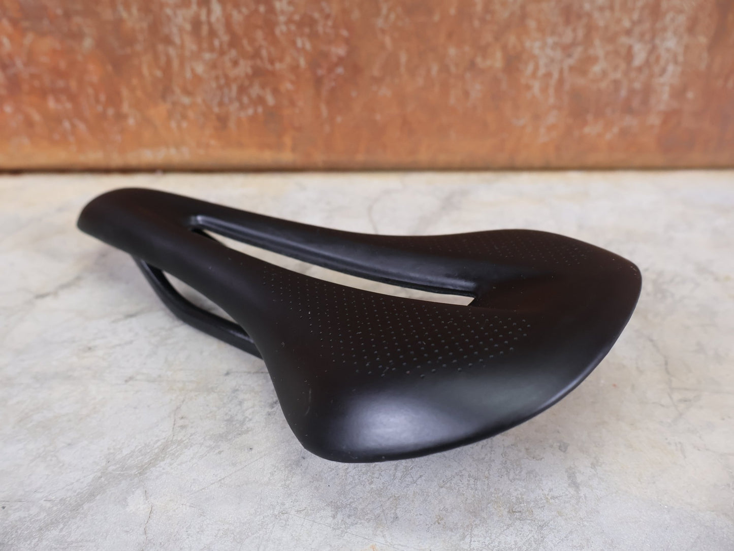 Sattel von Bontrager, TREK RSL CARBON – LIDL - TREK PROFI - TEAM SONDERPRODUKTION FAHRADSATTEL 145MM vor USEDBIKES - OB.DE Hintergrund