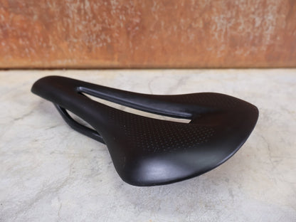 Sattel von Bontrager, TREK RSL CARBON – LIDL - TREK PROFI - TEAM SONDERPRODUKTION FAHRADSATTEL 145MM vor USEDBIKES - OB.DE Hintergrund