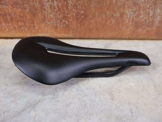 Sattel von Bontrager, TREK RSL CARBON – LIDL - TREK PROFI - TEAM SONDERPRODUKTION FAHRADSATTEL 145MM vor USEDBIKES - OB.DE Hintergrund