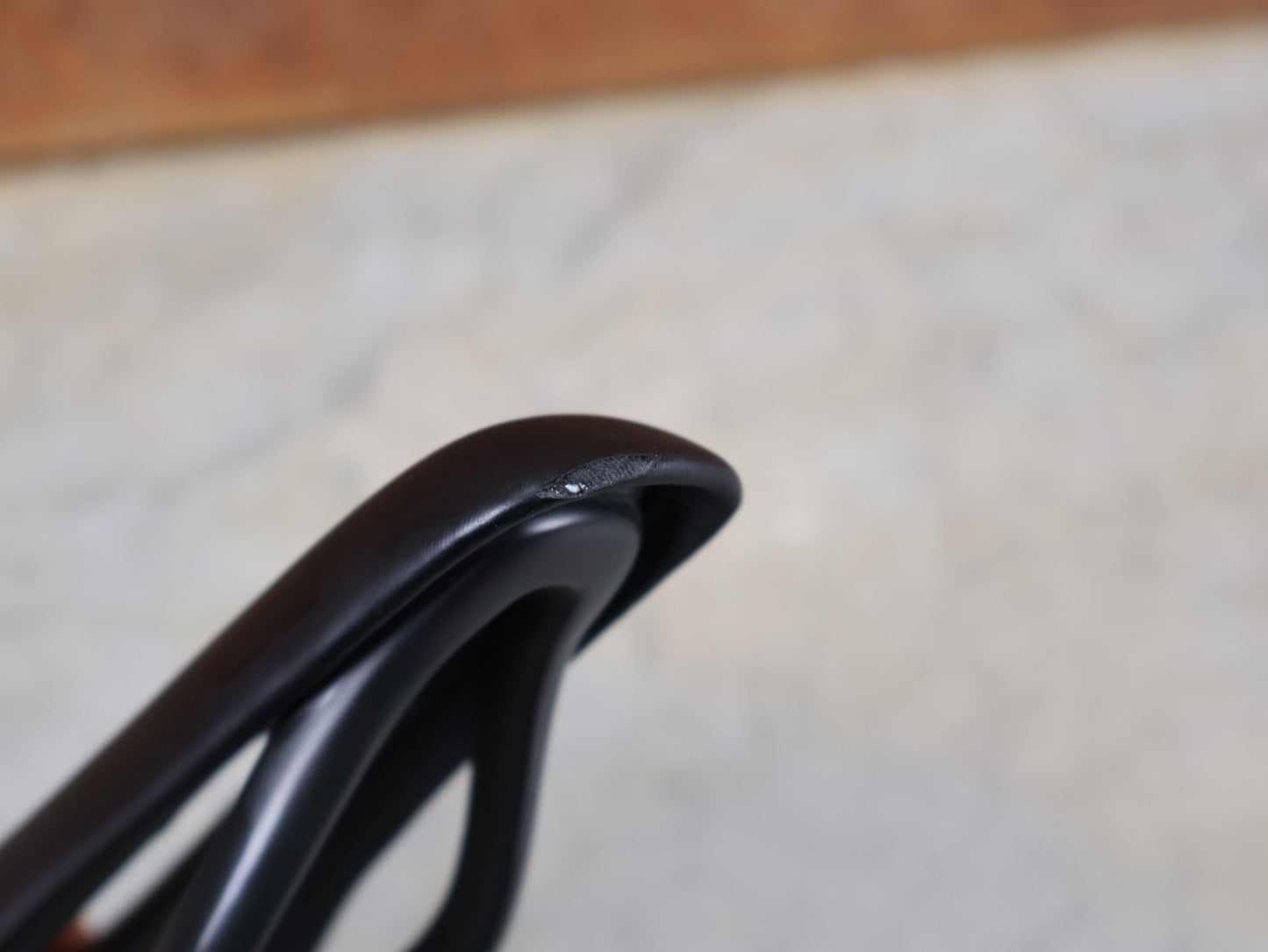 Sattel von Bontrager, TREK RSL CARBON – LIDL - TREK PROFI - TEAM SONDERPRODUKTION FAHRADSATTEL 145MM vor USEDBIKES - OB.DE Hintergrund