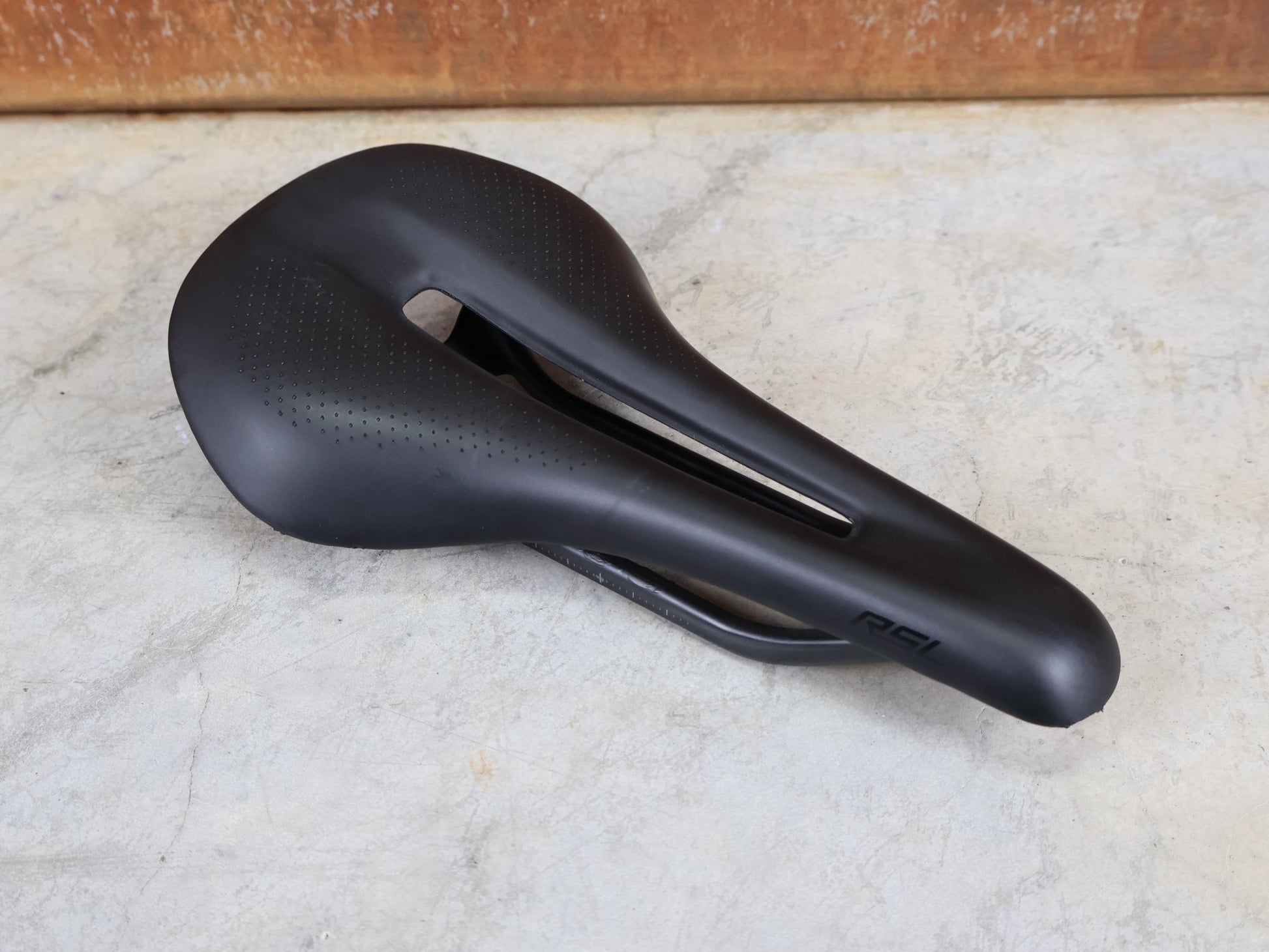 Sattel von Bontrager, TREK RSL CARBON – LIDL - TREK PROFI - TEAM SONDERPRODUKTION FAHRADSATTEL 145MM vor USEDBIKES - OB.DE Hintergrund