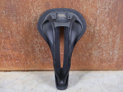 Sattel von Bontrager, TREK RSL CARBON – LIDL - TREK PROFI - TEAM SONDERPRODUKTION FAHRADSATTEL 145MM vor USEDBIKES - OB.DE Hintergrund