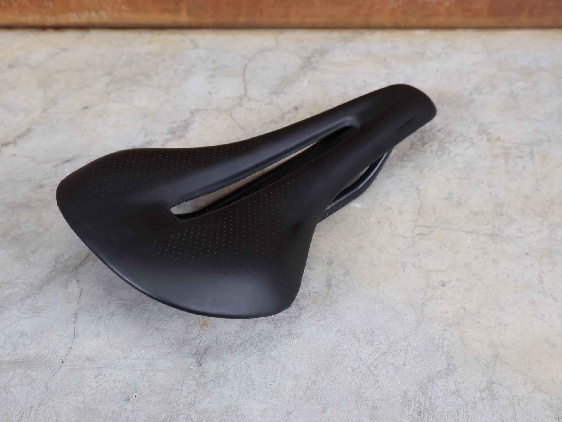 Sattel von Bontrager, TREK RSL CARBON – LIDL - TREK PROFI - TEAM SONDERPRODUKTION FAHRADSATTEL 145MM vor USEDBIKES - OB.DE Hintergrund