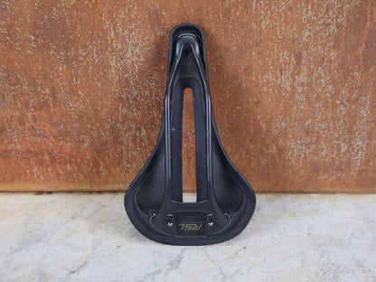 Sattel von Bontrager, TREK RSL CARBON – LIDL - TREK PROFI - TEAM SONDERPRODUKTION FAHRADSATTEL 145MM vor USEDBIKES - OB.DE Hintergrund