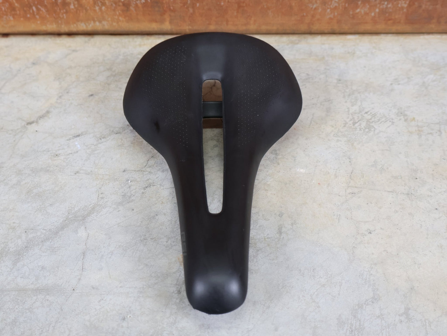 Sattel von Bontrager, TREK RSL CARBON – LIDL - TREK PROFI - TEAM SONDERPRODUKTION FAHRADSATTEL 145MM vor USEDBIKES - OB.DE Hintergrund