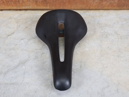 Sattel von Bontrager, TREK RSL CARBON – LIDL - TREK PROFI - TEAM SONDERPRODUKTION FAHRADSATTEL 145MM vor USEDBIKES - OB.DE Hintergrund