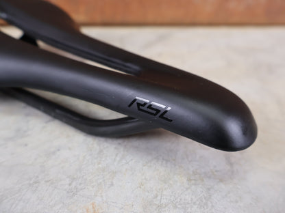 Sattel von Bontrager, TREK RSL CARBON – LIDL - TREK PROFI - TEAM SONDERPRODUKTION FAHRADSATTEL 145MM vor USEDBIKES - OB.DE Hintergrund