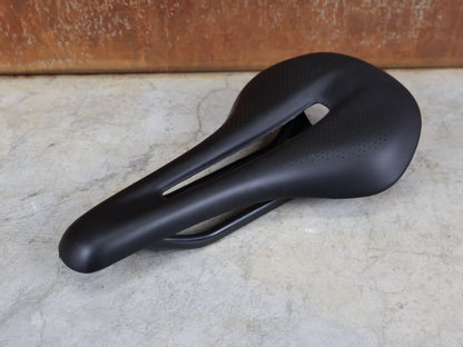 Sattel von Bontrager, TREK RSL CARBON – LIDL - TREK PROFI - TEAM SONDERPRODUKTION FAHRADSATTEL 145MM vor USEDBIKES - OB.DE Hintergrund