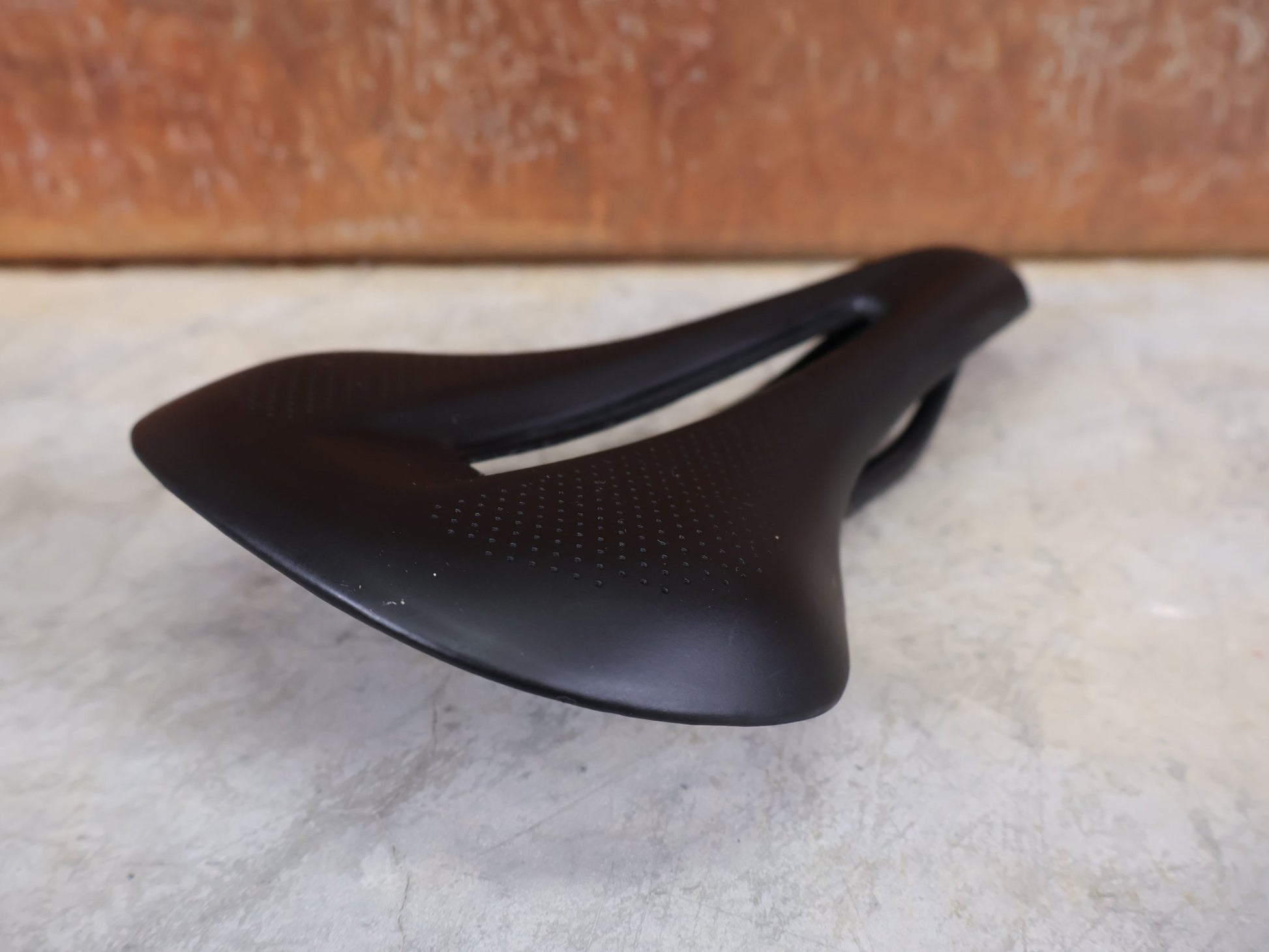 Sattel von Bontrager, TREK RSL CARBON – LIDL - TREK PROFI - TEAM SONDERPRODUKTION FAHRADSATTEL 145MM vor USEDBIKES - OB.DE Hintergrund