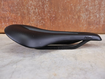 Sattel von Bontrager, TREK RSL CARBON – LIDL - TREK PROFI - TEAM SONDERPRODUKTION FAHRADSATTEL 145MM vor USEDBIKES - OB.DE Hintergrund