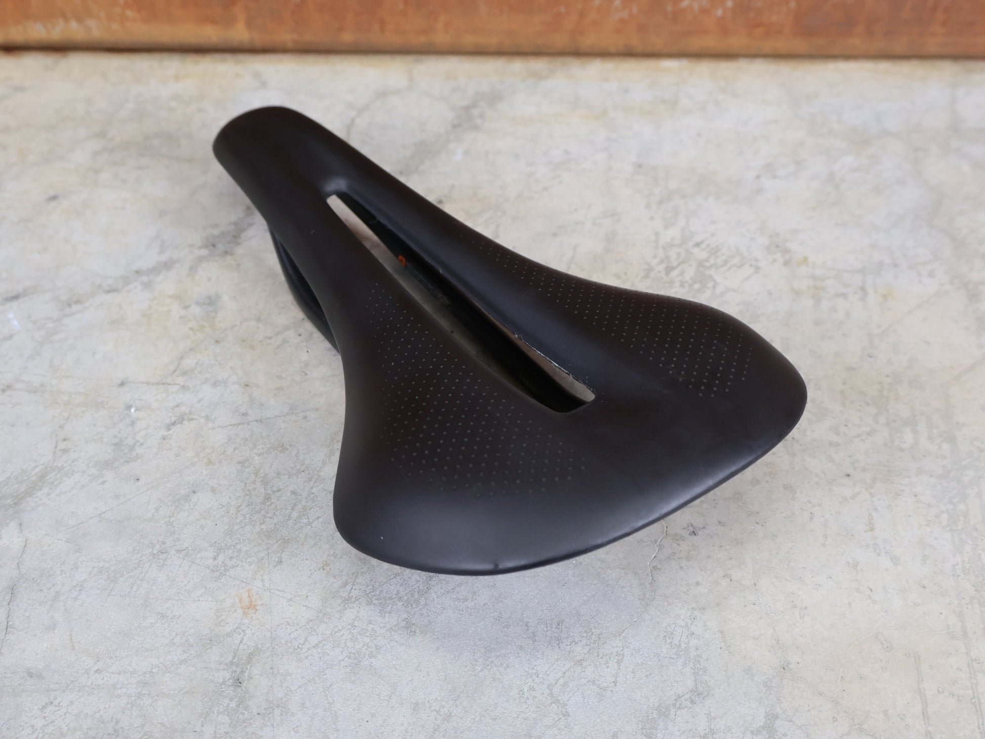 Sattel von Bontrager, TREK RSL CARBON – LIDL - TREK PROFI - TEAM SONDERPRODUKTION FAHRADSATTEL 145MM vor USEDBIKES - OB.DE Hintergrund