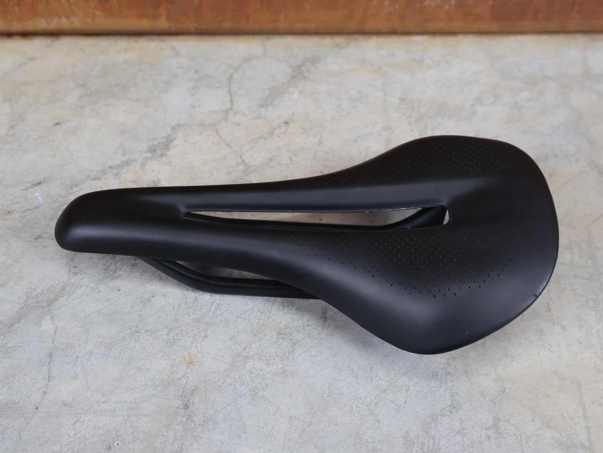 Sattel von Bontrager, TREK RSL CARBON – LIDL - TREK PROFI - TEAM SONDERPRODUKTION FAHRADSATTEL 145MM vor USEDBIKES - OB.DE Hintergrund