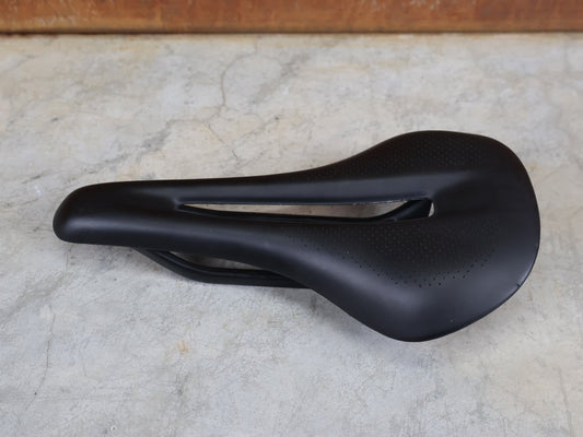 Sattel von Bontrager, TREK RSL CARBON – LIDL - TREK PROFI - TEAM SONDERPRODUKTION FAHRADSATTEL 145MM vor USEDBIKES - OB.DE Hintergrund