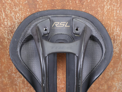 Sattel von Bontrager, TREK RSL CARBON – LIDL - TREK PROFI - TEAM SONDERPRODUKTION FAHRADSATTEL 145MM vor USEDBIKES - OB.DE Hintergrund