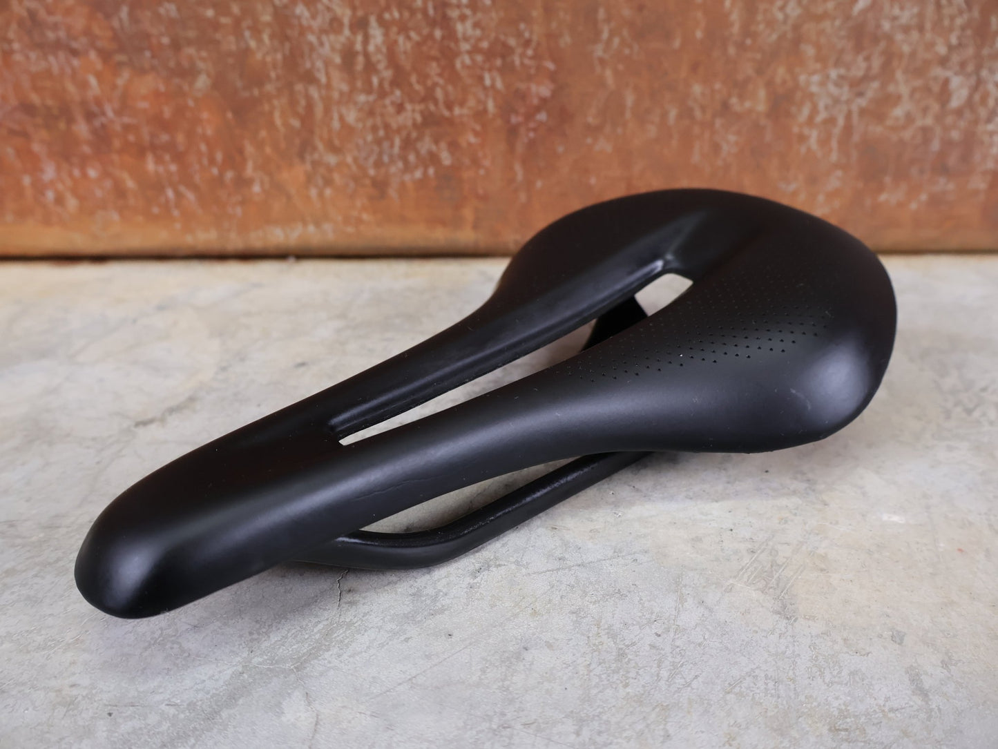 Sattel von Bontrager, TREK RSL CARBON – LIDL - TREK PROFI - TEAM SONDERPRODUKTION FAHRADSATTEL 145MM vor USEDBIKES - OB.DE Hintergrund