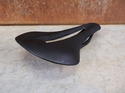 Sattel von Bontrager, TREK RSL CARBON – LIDL - TREK PROFI - TEAM SONDERPRODUKTION FAHRRADSATTEL 145MM vor USEDBIKES - OB.DE Hintergrund