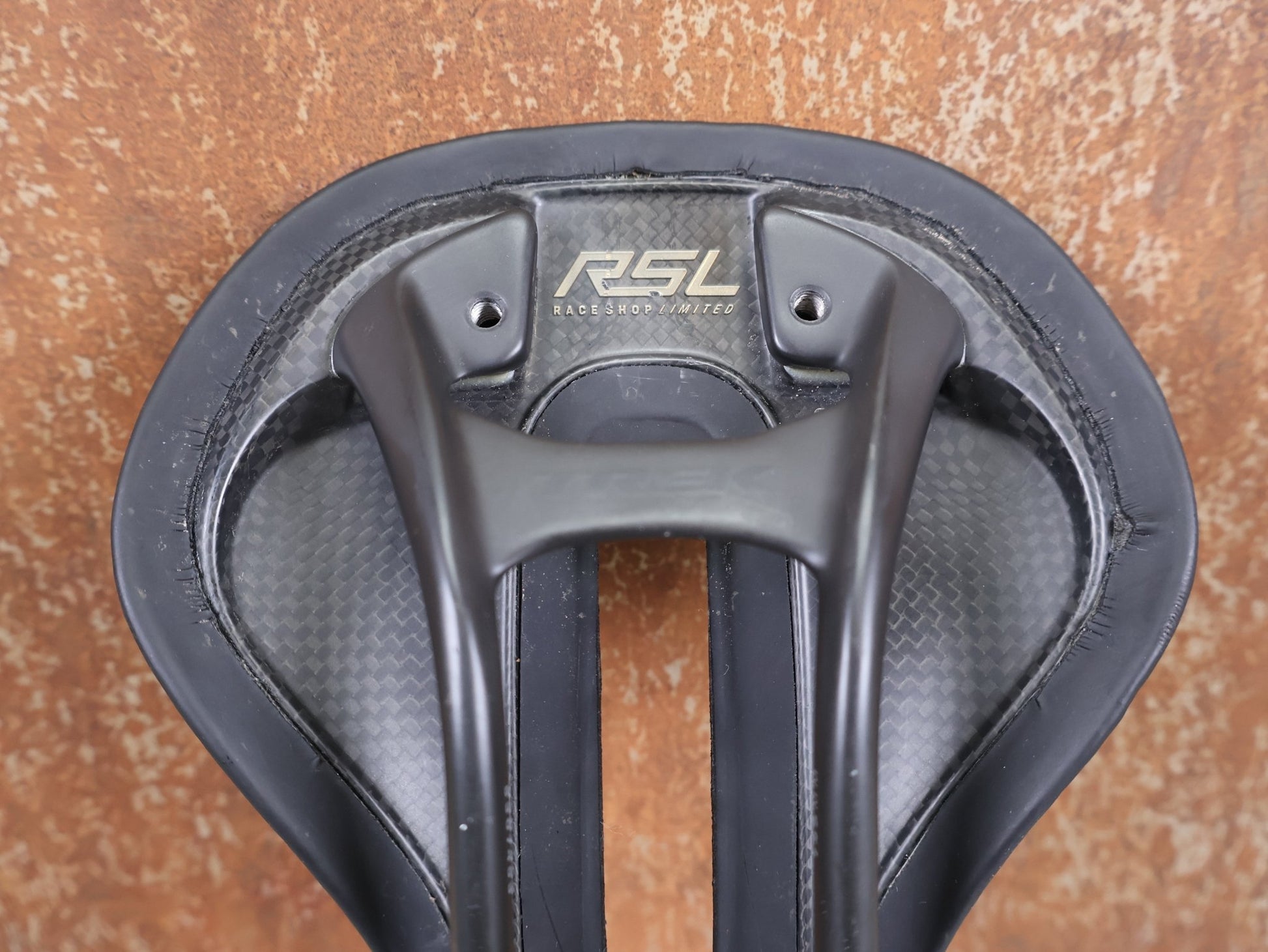 Sattel von Bontrager, TREK RSL CARBON – LIDL - TREK PROFI - TEAM SONDERPRODUKTION FAHRRADSATTEL 145MM vor USEDBIKES - OB.DE Hintergrund