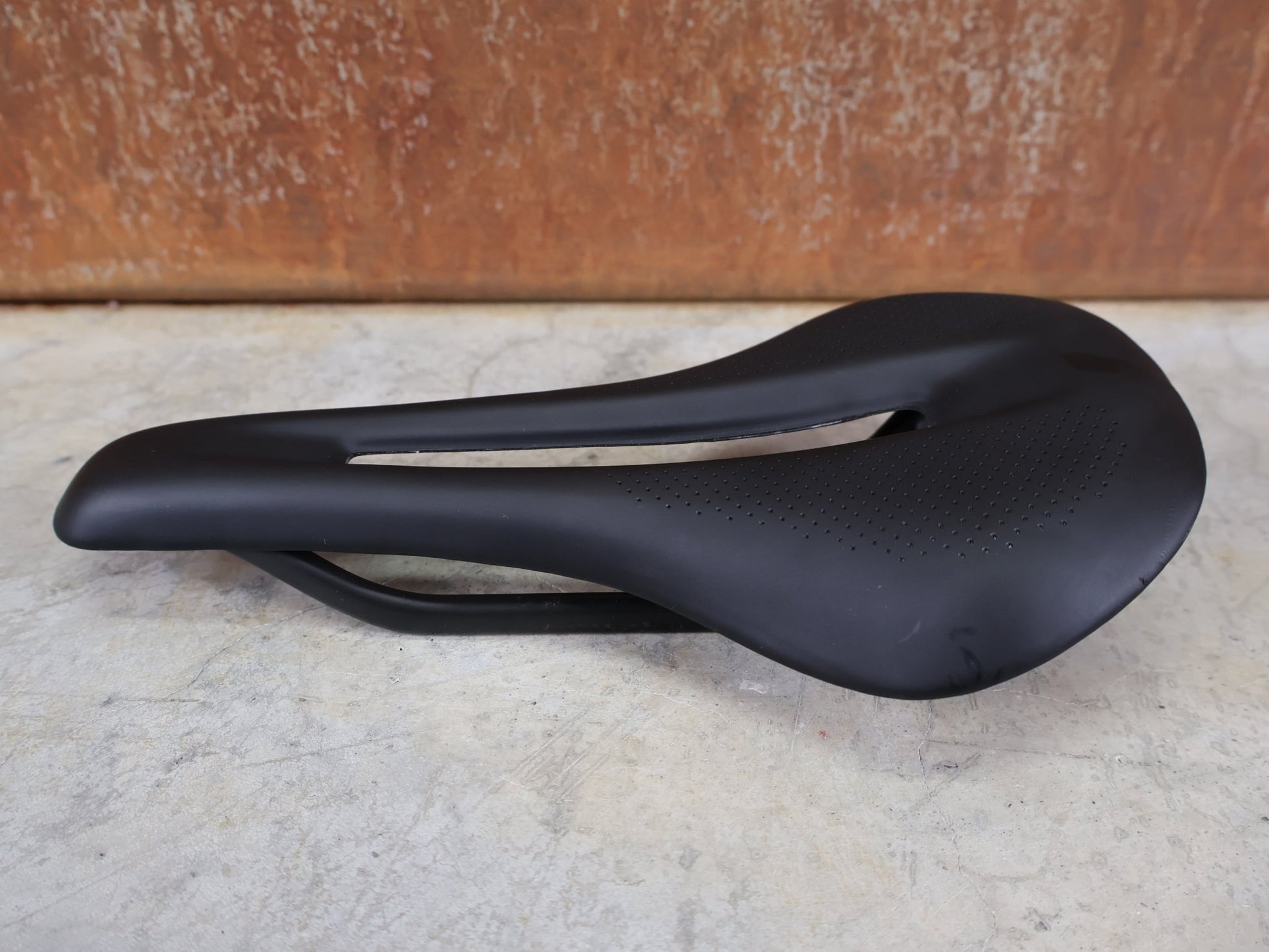 Sattel von Bontrager, TREK RSL CARBON – LIDL - TREK PROFI - TEAM SONDERPRODUKTION FAHRRADSATTEL 145MM vor USEDBIKES - OB.DE Hintergrund