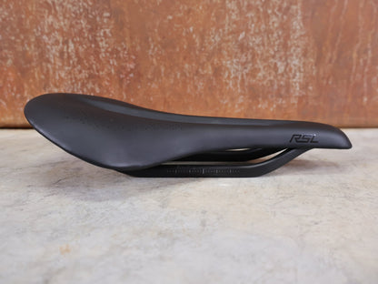 Sattel von Bontrager, TREK RSL CARBON – LIDL - TREK PROFI - TEAM SONDERPRODUKTION FAHRRADSATTEL 145MM vor USEDBIKES - OB.DE Hintergrund