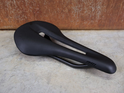 Sattel von Bontrager, TREK RSL CARBON – LIDL - TREK PROFI - TEAM SONDERPRODUKTION FAHRRADSATTEL 145MM vor USEDBIKES - OB.DE Hintergrund