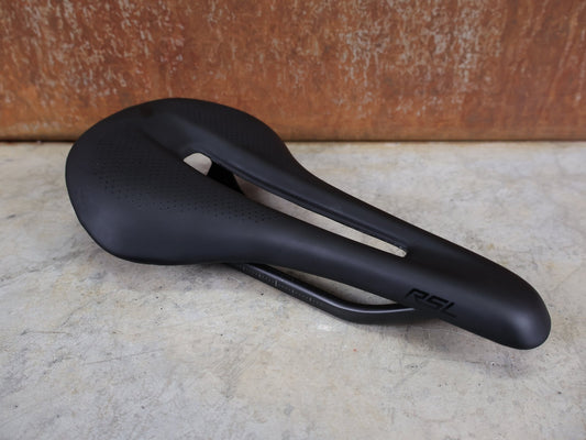 Sattel von Bontrager, TREK RSL CARBON – LIDL - TREK PROFI - TEAM SONDERPRODUKTION FAHRRADSATTEL 145MM vor USEDBIKES - OB.DE Hintergrund