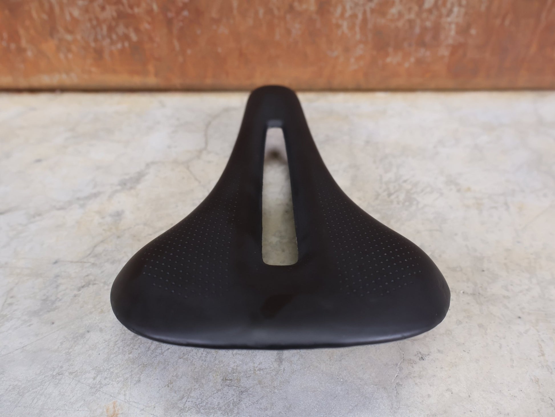 Sattel von Bontrager, TREK RSL CARBON – LIDL - TREK PROFI - TEAM SONDERPRODUKTION FAHRRADSATTEL 145MM vor USEDBIKES - OB.DE Hintergrund