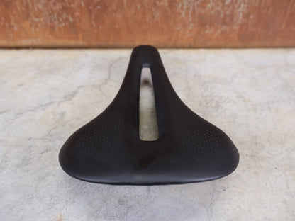 Sattel von Bontrager, TREK RSL CARBON – LIDL - TREK PROFI - TEAM SONDERPRODUKTION FAHRRADSATTEL 145MM vor USEDBIKES - OB.DE Hintergrund