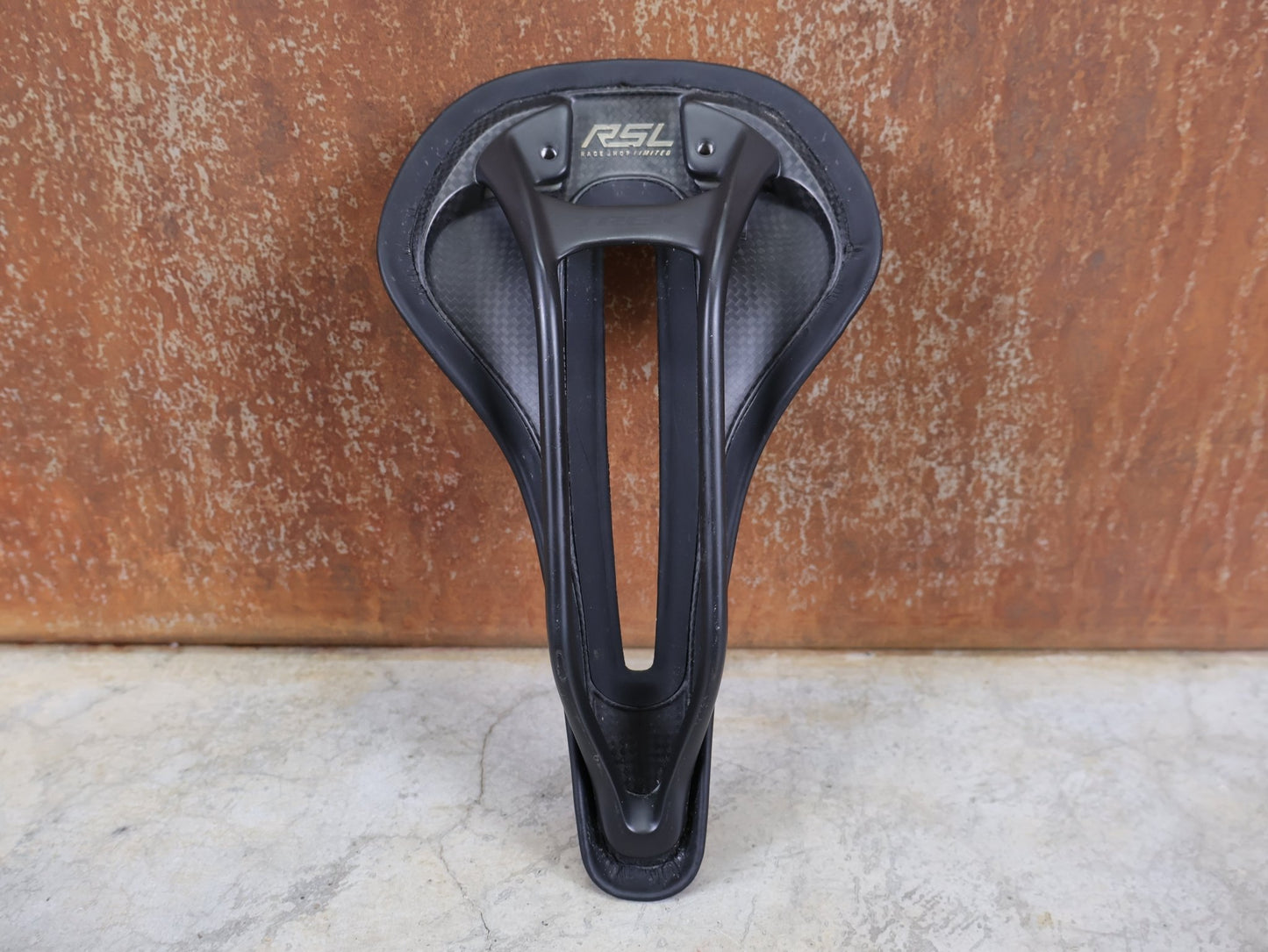 Sattel von Bontrager, TREK RSL CARBON – LIDL - TREK PROFI - TEAM SONDERPRODUKTION FAHRRADSATTEL 145MM vor USEDBIKES - OB.DE Hintergrund