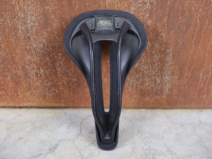 Sattel von Bontrager, TREK RSL CARBON – LIDL - TREK PROFI - TEAM SONDERPRODUKTION FAHRRADSATTEL 145MM vor USEDBIKES - OB.DE Hintergrund