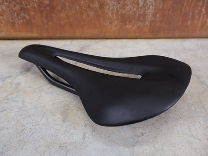 Sattel von Bontrager, TREK RSL CARBON – LIDL - TREK PROFI - TEAM SONDERPRODUKTION FAHRRADSATTEL 145MM vor USEDBIKES - OB.DE Hintergrund