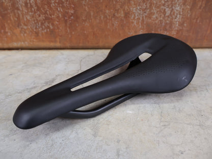 Sattel von Bontrager, TREK RSL CARBON – LIDL - TREK PROFI - TEAM SONDERPRODUKTION FAHRRADSATTEL 145MM vor USEDBIKES - OB.DE Hintergrund