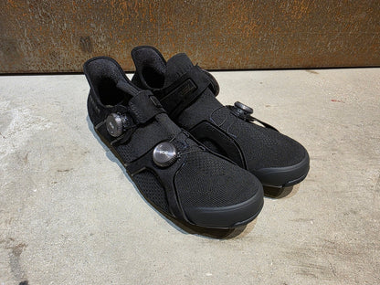 RR - Herrenschuhe von Trek, TREK RSL KNIT RENNRADSCHUH / BLACK GUNMETAL vor USEDBIKES - OB.DE Hintergrund