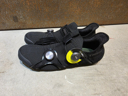 RR - Herrenschuhe von Trek, TREK RSL KNIT RENNRADSCHUH / BLACK GUNMETAL vor USEDBIKES - OB.DE Hintergrund