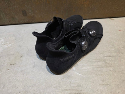 RR - Herrenschuhe von Trek, TREK RSL KNIT RENNRADSCHUH / BLACK GUNMETAL vor USEDBIKES - OB.DE Hintergrund