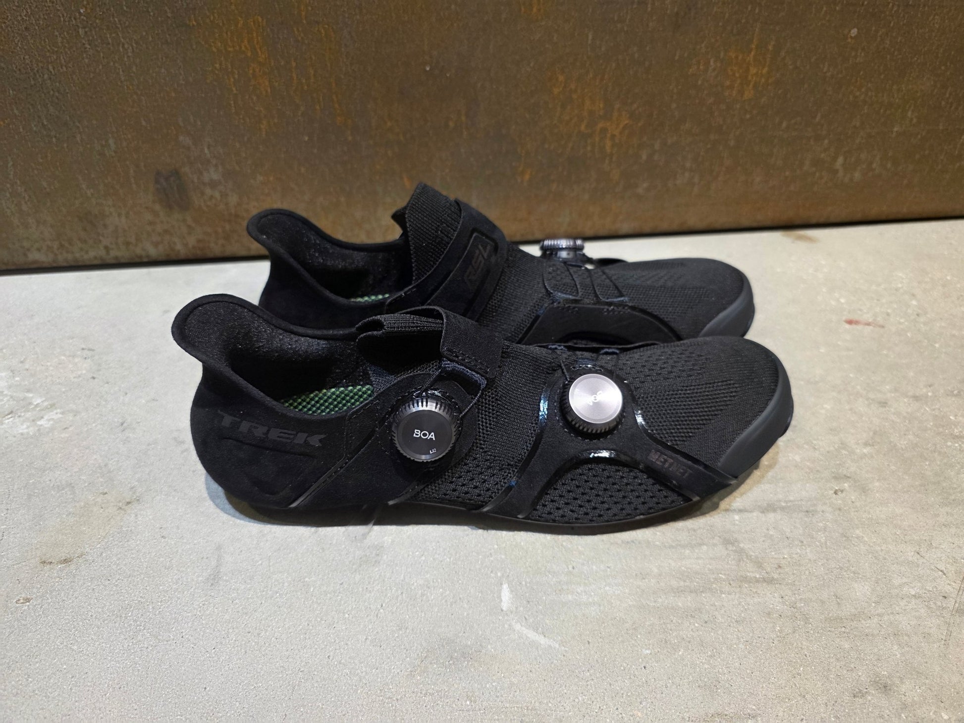 RR - Herrenschuhe von Trek, TREK RSL KNIT RENNRADSCHUH / BLACK GUNMETAL vor USEDBIKES - OB.DE Hintergrund